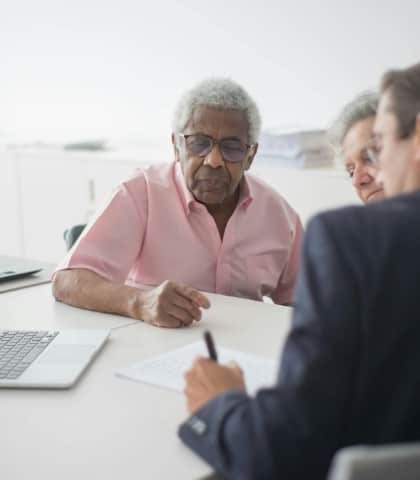 Asesor financiero brindando orientación personalizada a un cliente para evaluar opciones de crédito