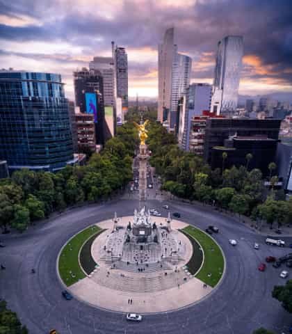 Vista aérea del Ángel de la Independencia en CDMX, representando créditos vía nómina para trabajadores de instituciones públicas.
