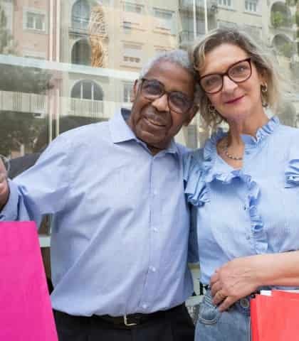 Persona adulta mayor recibiendo asesoría financiera, representando créditos para jubilados y pensionados del IMSS e ISSSTE.