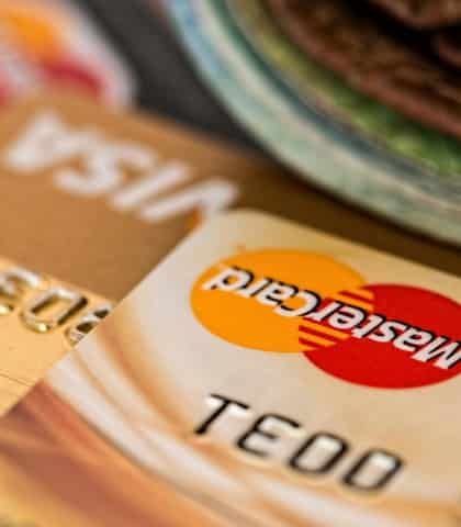 Asesor financiero revisando documentos para renovación o ampliación de crédito.